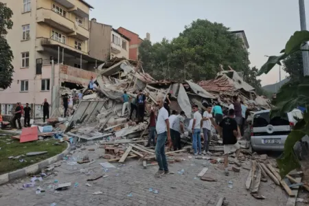 Türkiyədə zəlzələ nəticəsində çökən binanın altından 4 nəfər çıxarıldı