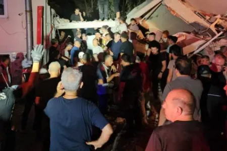 Zəlzələdə 1 nəfər dağıntılar altında qalaraq həyatını itirib