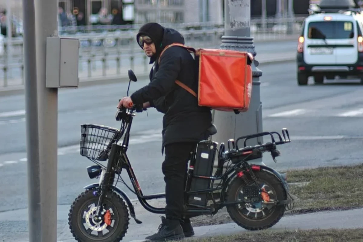 Sankt-Peterburqda miqrantlara kuryer işləmək qadağan edildi