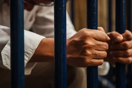 Arvadını bağlı qapı arxasında saxlayıb, ağzına yastıq basaraq boğmaq istəyirmiş - Suraxanıda ŞOK