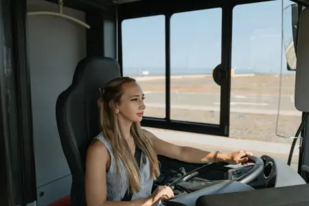 Azərbaycanda avtobus idarə edəcək qadın sürücülər hazırlanır