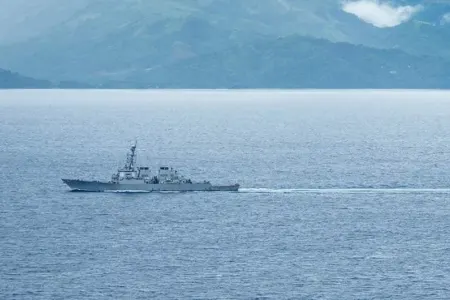 Çin hərbçiləri ABŞ esminesini mübahisəli ərazidən uzaqlaşdırıb