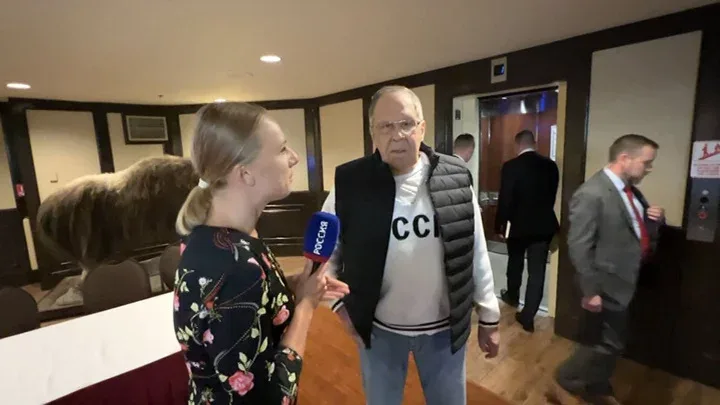 Lavrov Alyaskaya üzərinə "SSRİ" yazılan sviterlə getdi - FOTO