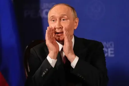 Putinin görüşdəki bu hərəkəti diqqət çəkdi - Video