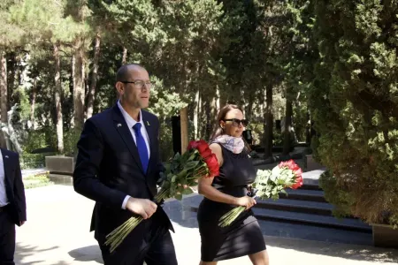 İsrail səfiri Fəxri və Şəhidlər xiyabanlarını ziyarət etdi - FOTO