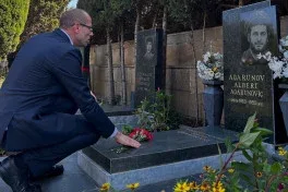 İsrail səfiri Fəxri və Şəhidlər xiyabanlarını ziyarət etdi - FOTO