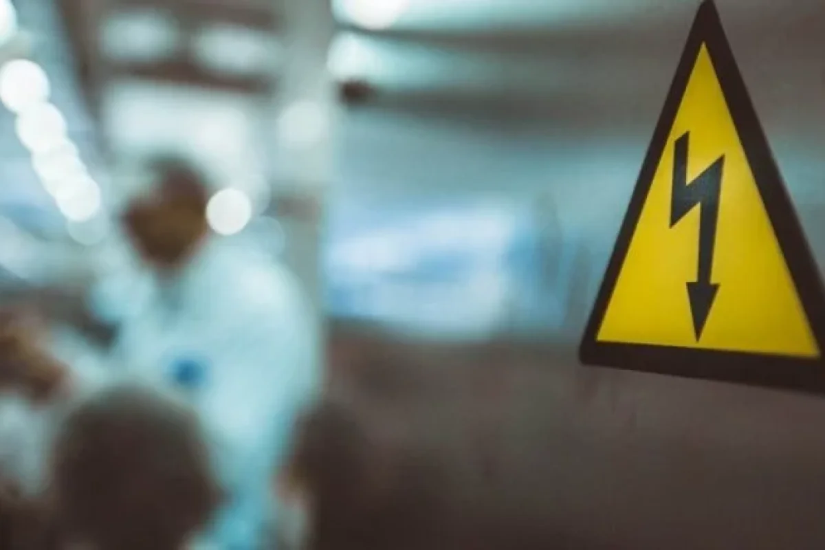 Məşhur müğənnini səhnədə "tok" vurdu - ANBAAN VİDEO