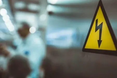 Məşhur müğənnini səhnədə "tok" vurdu - ANBAAN VİDEO