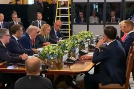 Mikrofonun açıq qalmasından xəbərsiz olan Tramp Putindən danışdı