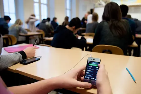 Bu ölkədə məktəblərdə telefon QADAĞASI