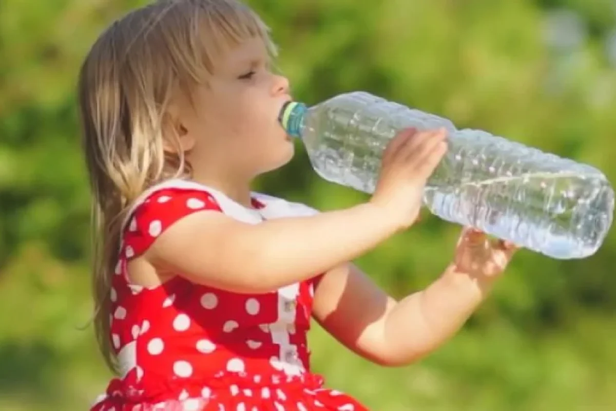 Həkimlər xəbərdarlıq edir: qazlı su uşaqlar üçün təhlükəlidir
