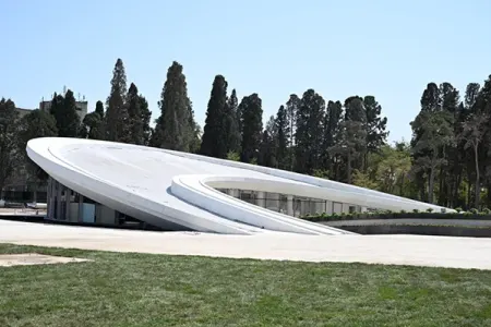 Gəncədə raketlə vurulan binaların yeri indi belə görünür... - VIDEO