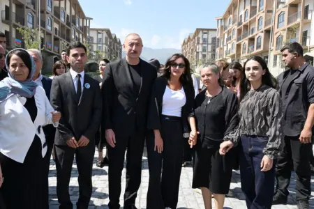 Prezident Kəlbəcər sakinləri ilə görüşdü, onlara mənzillərin açarlarını təqdim etdi - YENİLƏNDİ