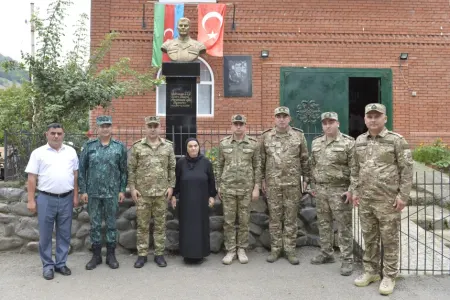 Hərbi prokuror şəhidin ailə üzvləri ilə görüşdü