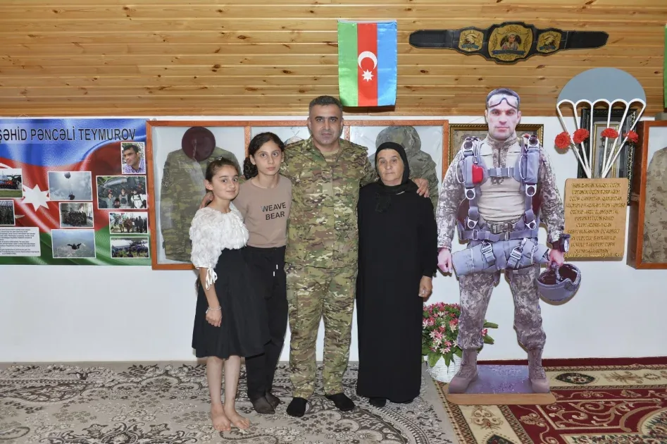 Hərbi prokuror şəhidin ailə üzvləri ilə görüşdü