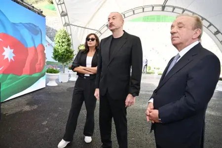 İlham Əliyev və Mehriban Əliyeva Toğanalı–Kəlbəcər–İstisu yolundakı işlərlə tanış oldula: - YENİLƏNİB/FOTO