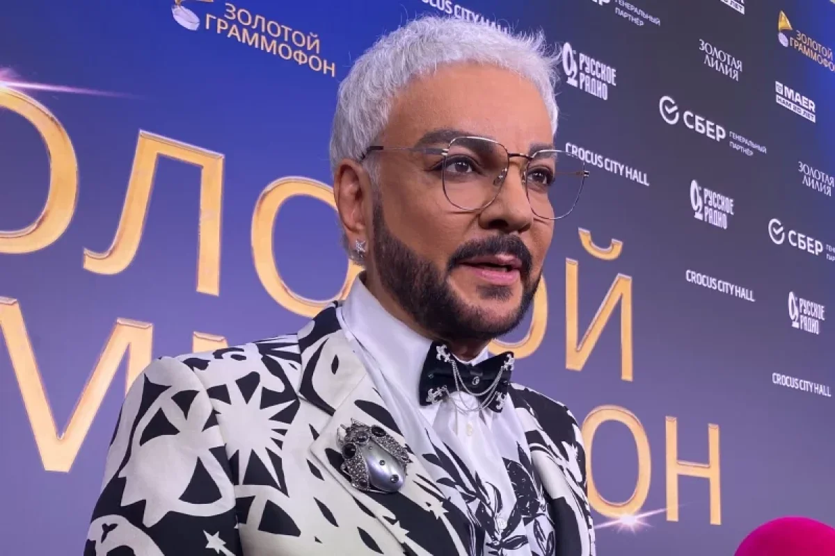 Məşhur müğənni səhnədə yıxıldı - ANBAAN VİDEO