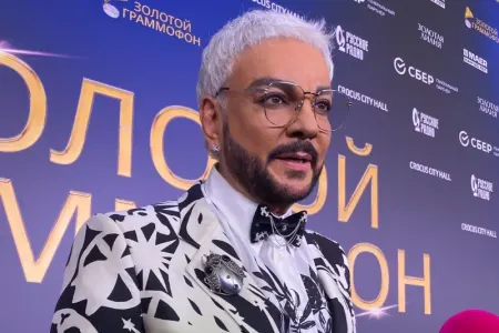 Məşhur müğənni səhnədə yıxıldı - ANBAAN VİDEO