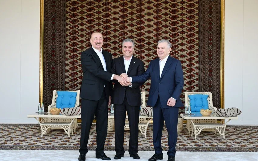 İlham Əliyevə “Axaltəkə” atı hədiyyə edildi - YENİLƏNDİ