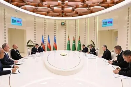 İlham Əliyevlə Berdiməhəmmədovun geniş tərkibdə görüşü oldu