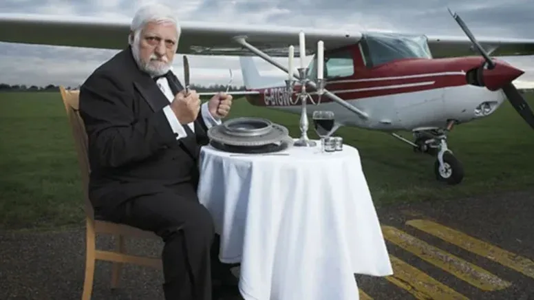 Təyyarəni parçalayıb yeyən adam - FOTO