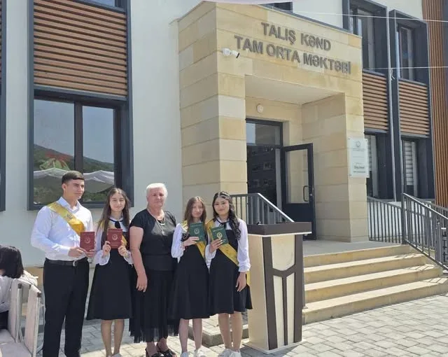 Bu məktəbin bütün məzunları tələbə adını qazandı - FOTO