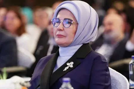 Əminə Ərdoğan Trampın xanımına məktubla - Çağırış etdi
