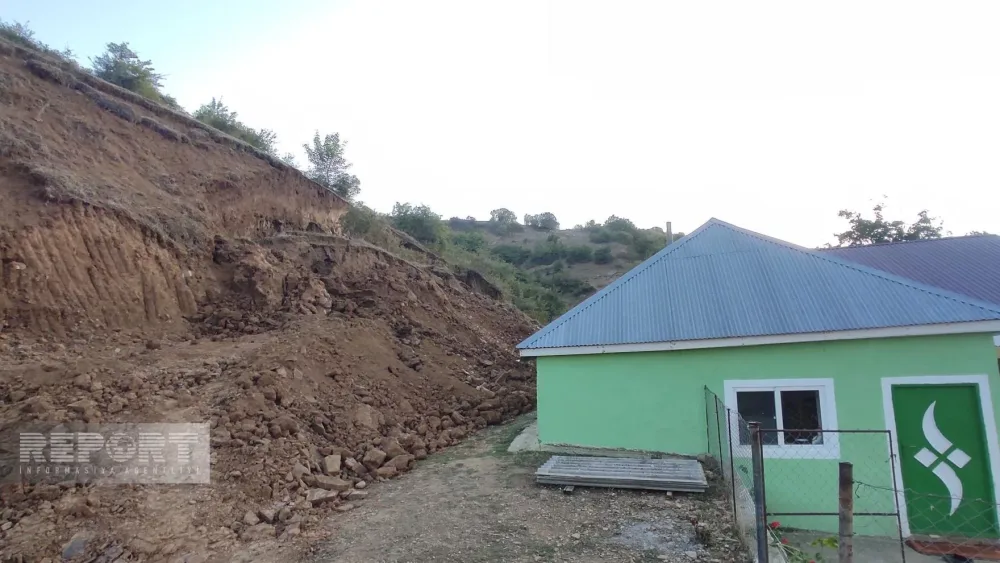 Lerikdə torpaq sürüşməsi baş verdi - Foto