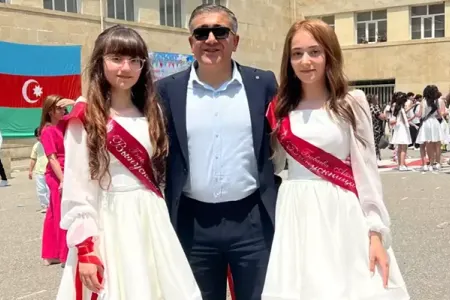 Qızlarının ikisi də tələbə oldu