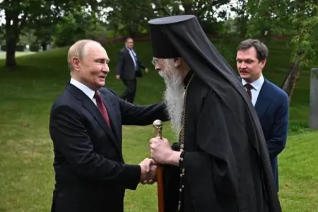 Putinlə görüşdüyünə görə üzr istədi