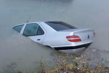 Xaçmazda minik avtomobili kanala düşdü - VİDEO