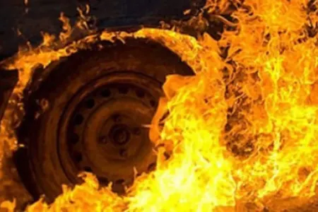 Saatlıda qəza zamanı toqquşan iki avtomobil yandı