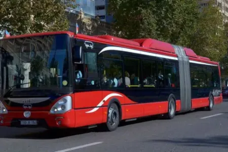 Bakıda avtobusda əlbəyaxa dava - VİDEO