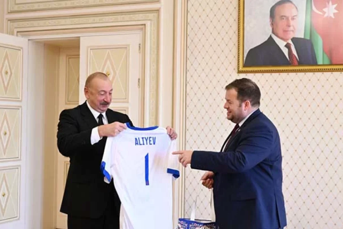 Dövlət nazirindən İlham Əliyevə maraqlı hədiyyə - Fotolar