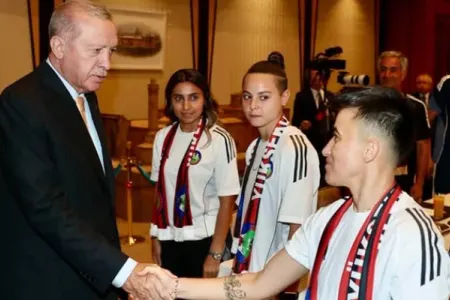 Ərdoğan Azərbaycan millisinin futbolçuları ilə görüşdü - FOTOLAR