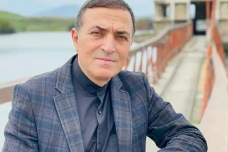 "Həddinizi bilin" - Xalq artistinin oğlu atasının müdafiəsinə qalxdı