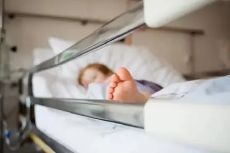 Qəzada xəsarət alan 5 yaşlı uşaq öldü