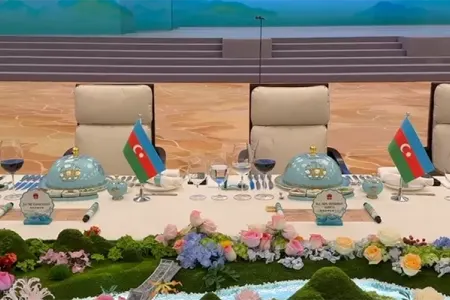 Ziyafətdə Prezident və xanımı üçün ayrılan masa - Video+Foto