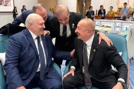 İlham Əliyev Lukaşenko və Şəriflə söhbət apardı - FOTO