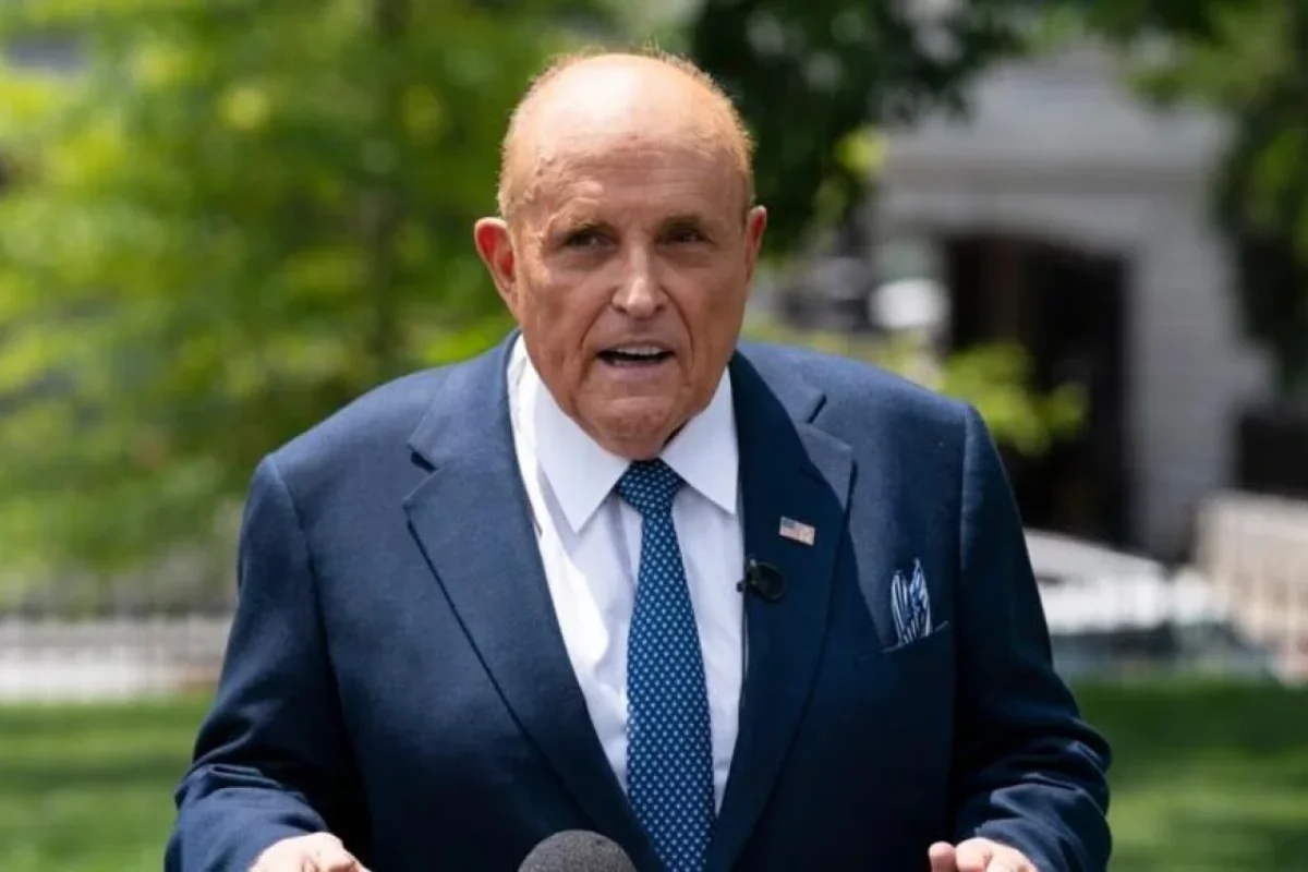 Trampın keçmiş vəkili avtomobil qəzasına düşdü