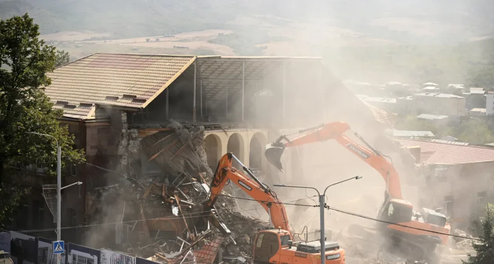 Xankəndidə qondarma rejimin "XİN" binasının söküntüsünə başlanıb