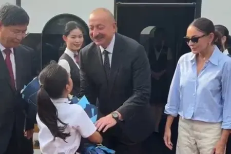 Prezident və xanımı qatarla Pekinə getdi - VİDEO