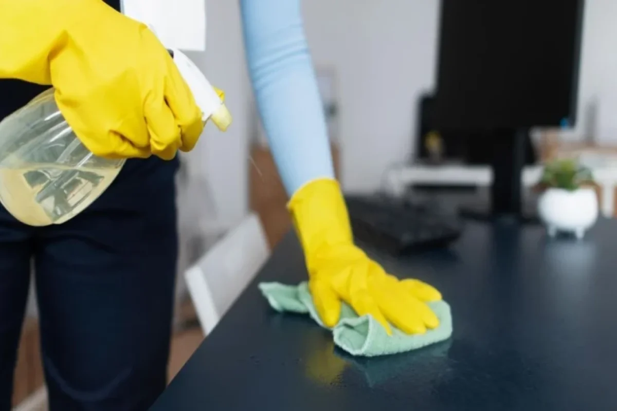 Bir bez üzərinə 4 damcı tökün: Həftələrlə evinizdə toz olmayacaq - Sadə üsul