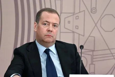 Medvedev 1941–1944-cü illərin xəritəsini açdı: Bu ölkəyə xəbərdarlıq etdi