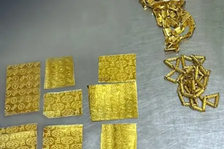 Ayaqqabısında qızıl keçirməyə çalışdı - Gömrük saxladı - VİDEO