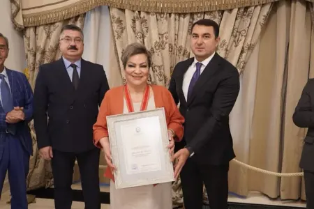 Nazir Afaq Bəşirqızına ordenini təqdim etdi - FOTO