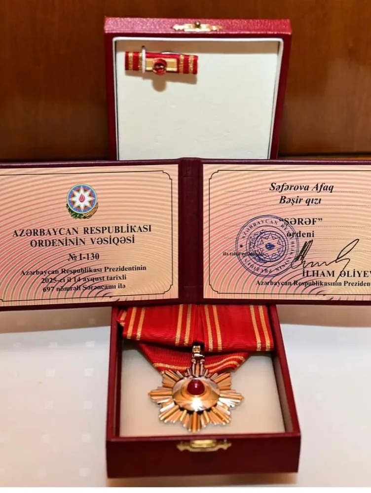 Nazir Afaq Bəşirqızına ordenini təqdim etdi - FOTO