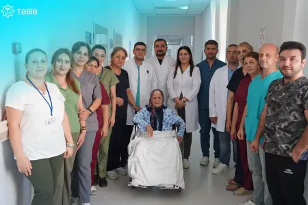 Bud sümüyü sınan 95 yaşlı qadın əməliyyat olundu - FOTO