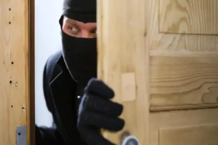 Bu qadının Bakıda evlərə girməyə çalışdığı deyilir - Video