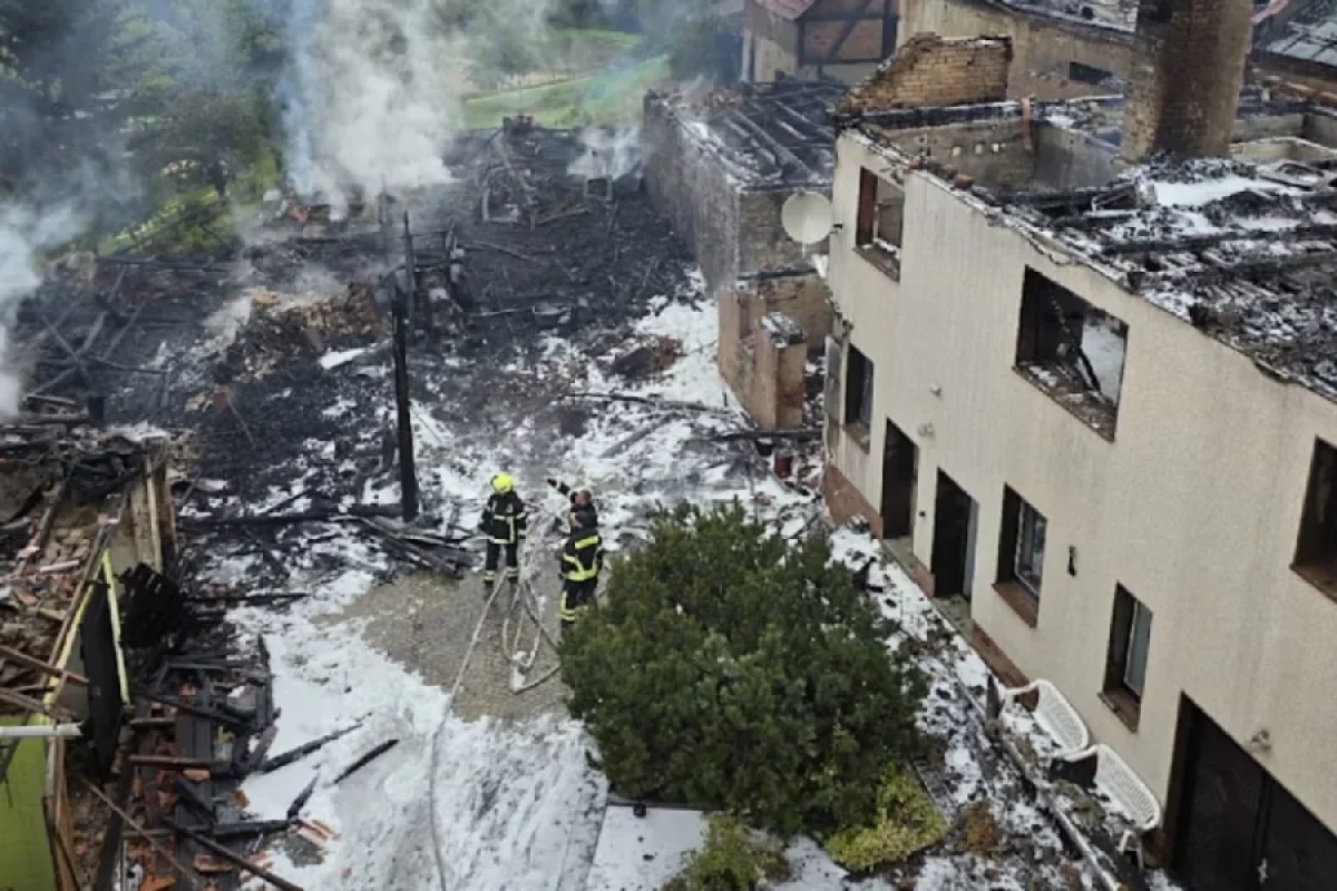 Almaniyada kəndə ildırım düşdü, evlər yandı